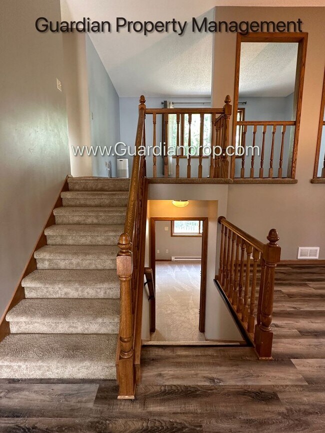 Building Photo - Eden Prairie Single Family Home, 2 Car Garage, Large Fenced Back Yard, September/October Move in