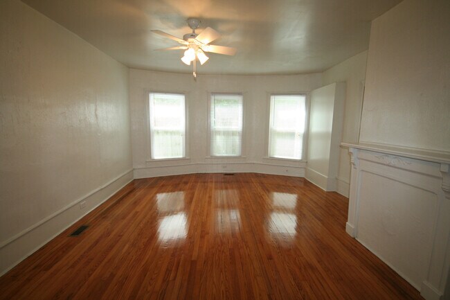 Building Photo - Spacious 1st Floor Apt - 1/2 Block to Duke - HUGE Fenced Yd