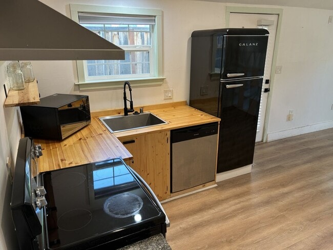 Building Photo - Amazing Super Cute Stand-Alone Studio in B...