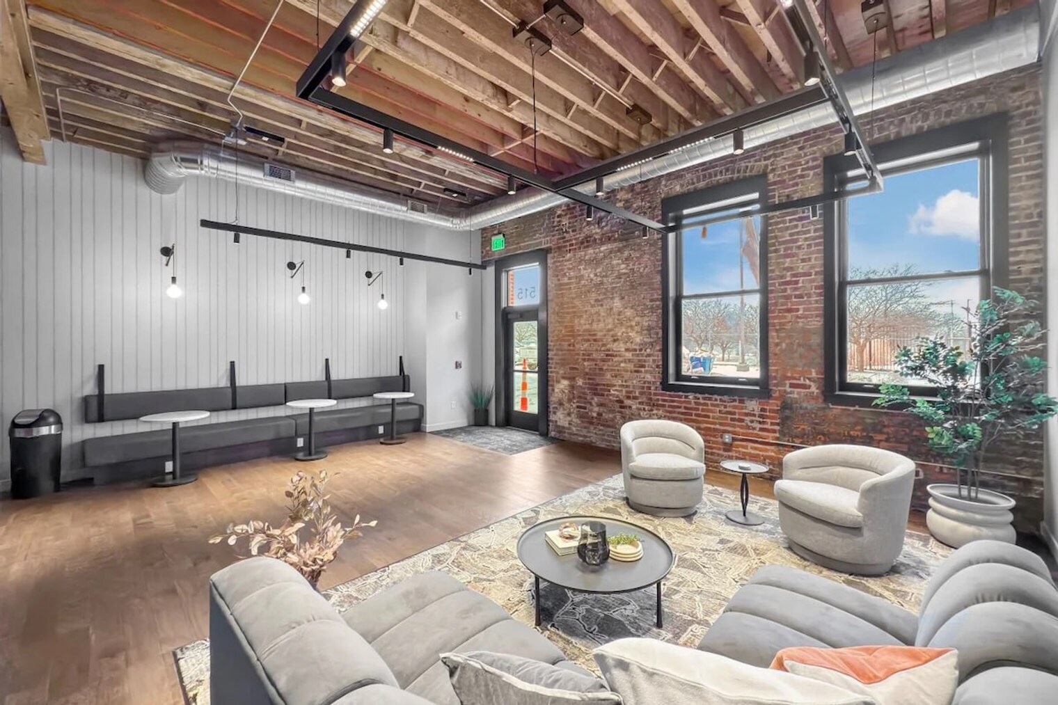 Building Photo - 605 W 4th St N