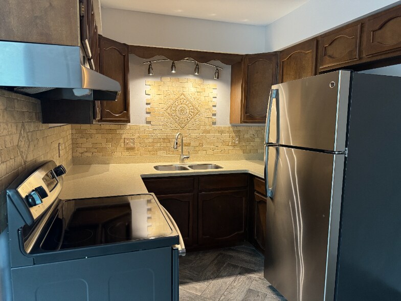 Primary Photo - 117 York Rd