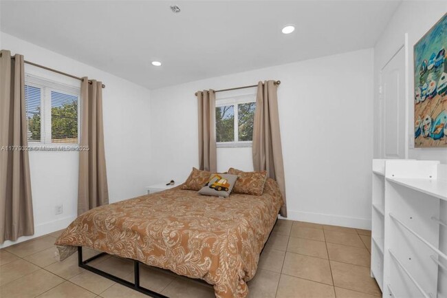 Building Photo - 2 bedroom in Dania FL 33004