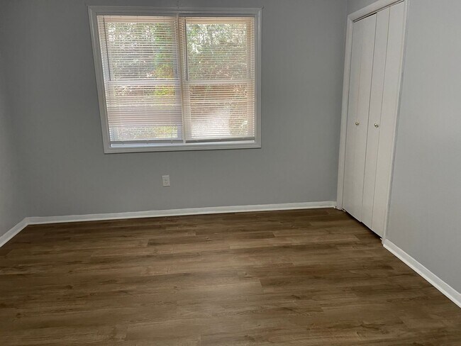 Building Photo - 2 bedroom/1 bath Westside Duplex!