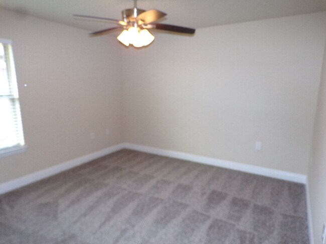 Building Photo - Spacious 3-Bedroom Home