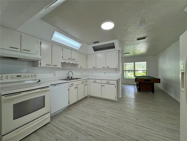 Building Photo - 611 S Seneca Blvd