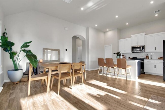 Building Photo - 104 Pin Cherry Pass