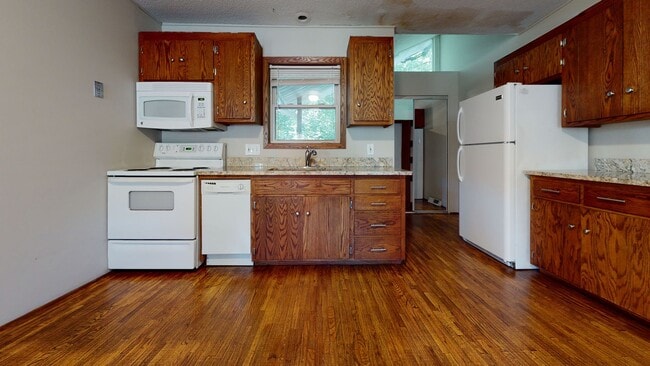 Building Photo - 4 bed 2 bath unit