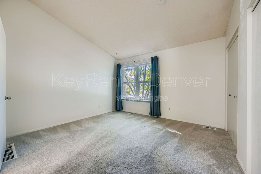 Building Photo - 10587 W Maplewood Dr