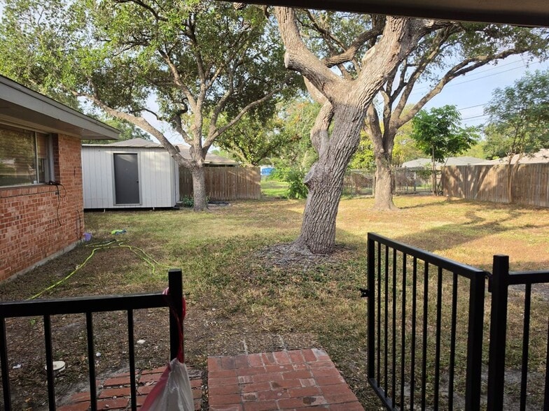 Building Photo - 749 San Patricio Ave