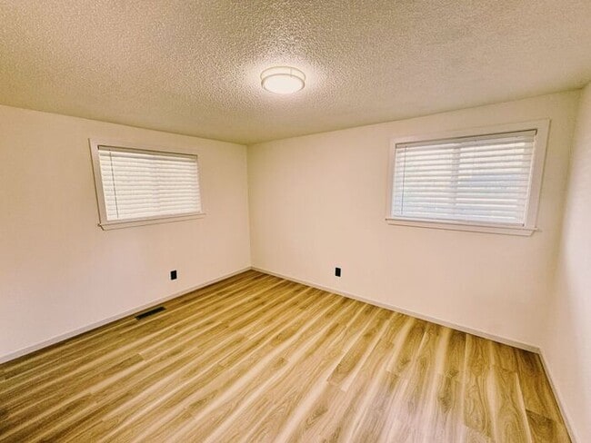 Building Photo - Gorgeous 5-Bed, 2-Bath Two Story Home in T...