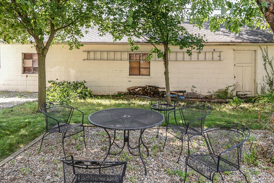 Back yard space for entertaining - 521 Elizabeth Street