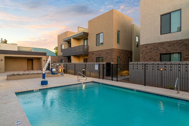 Poolside at The Level - 901 S Smith Rd