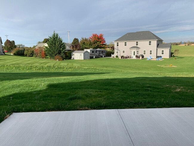 Building Photo - Gorgeous 3 bed, 2.5 bath single family hom...