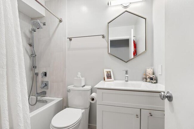 Building Photo - 1710 Summit Pl NW