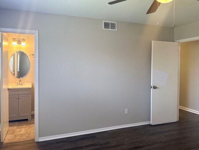 Building Photo - 4 Bedroom / 2.5 Bath Home