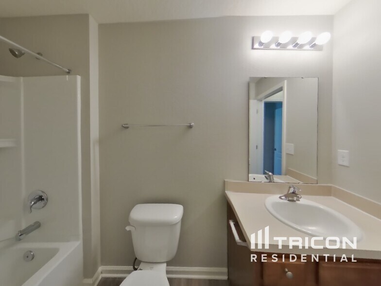 Building Photo - 2110 Pebble Point Dr