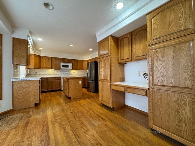 Building Photo - Spacious home in English Ranch