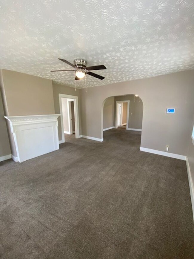 Building Photo - Located near Schools and Shopping. Ask about our "Move-In-Special".