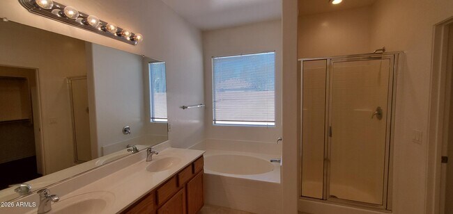 Building Photo - 4043 S Vineyard Ave