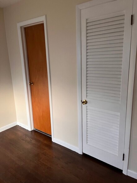 Ensuite Bath Door/ Additional Closet - 39 Baylis St