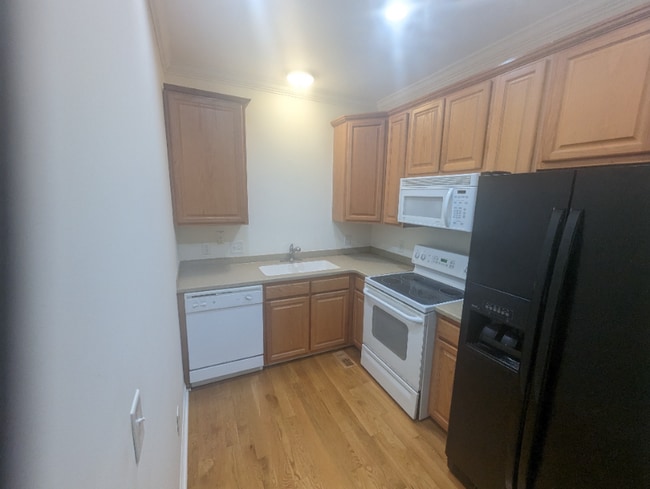 Building Photo - 2 BD Townhouse in Downtown Charleston