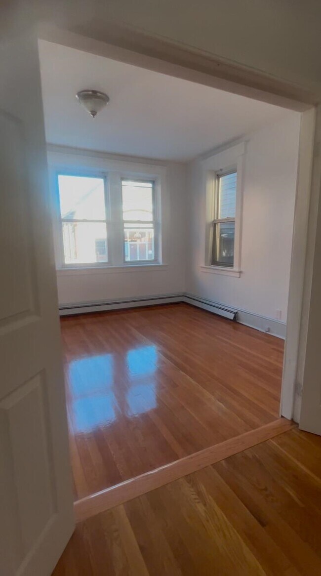 Building Photo - 417 19th St