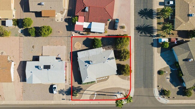 Building Photo - Spacious 3 Bed in Dreamland Villa | Corner Lot + Circular Drive