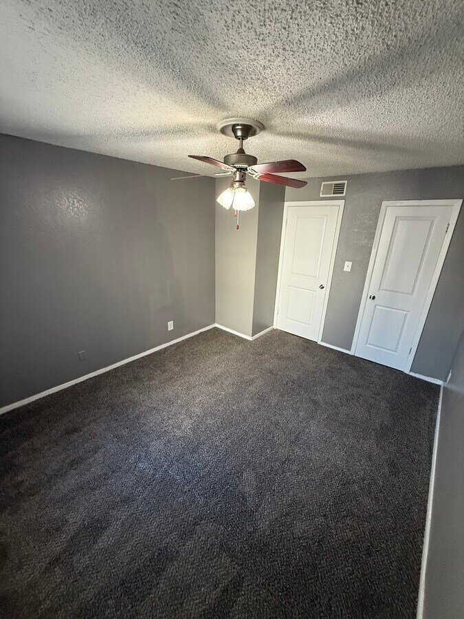 Building Photo - 1901 Lakeview Cir