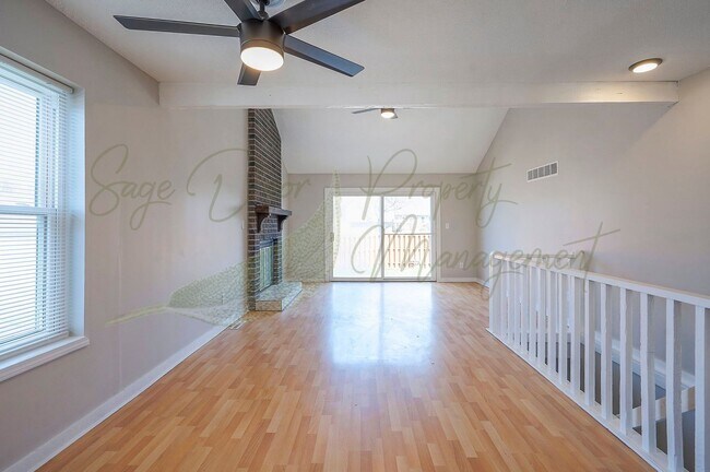 Building Photo - CHARMING TOWNHOME IN LEES SUMMIT!!