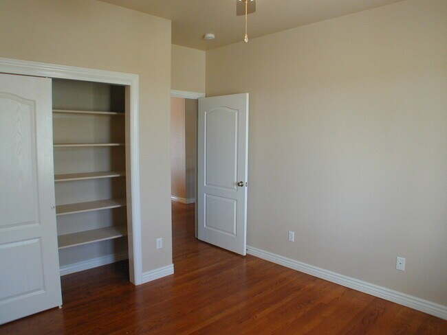 Building Photo - House For Lease