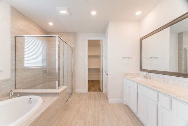 Building Photo - 11 Mariposa Wds Dr