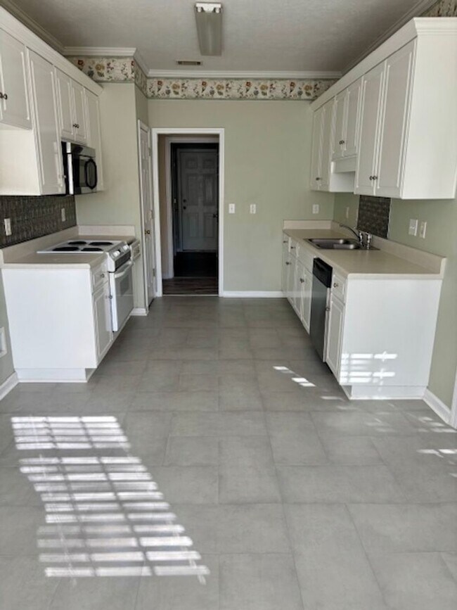 Building Photo - AVAILABLE NOW - 3 Bedroom 2.5 Bath Home in North Augusta!