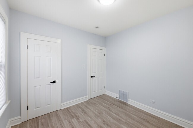 Building Photo - 142 W 103rd Pl