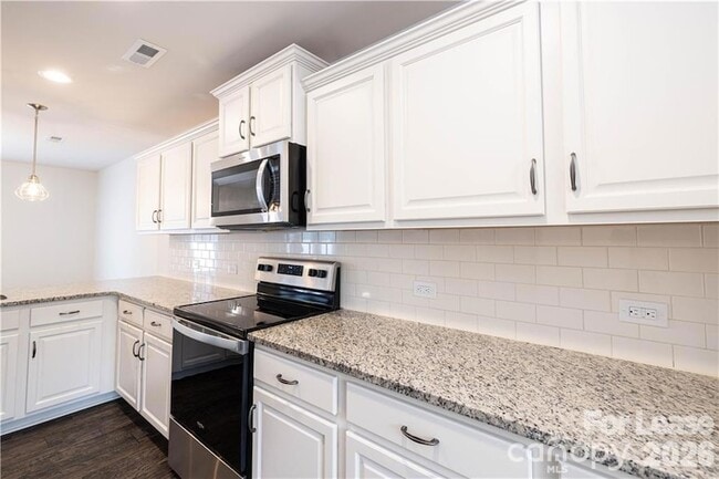 Building Photo - 824 Yorkshire Dr