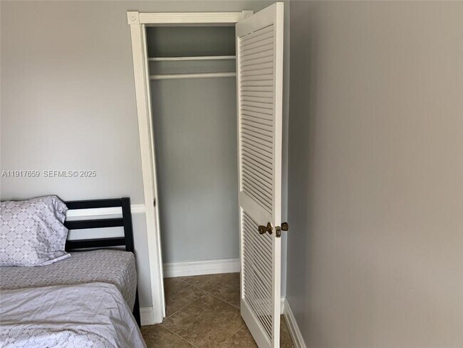 Building Photo - 2021 SW 38th Ave