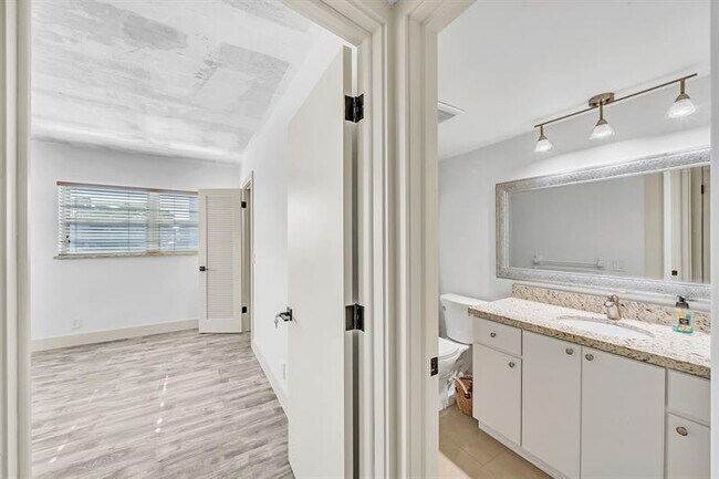 Building Photo - 3051 NE 48th St