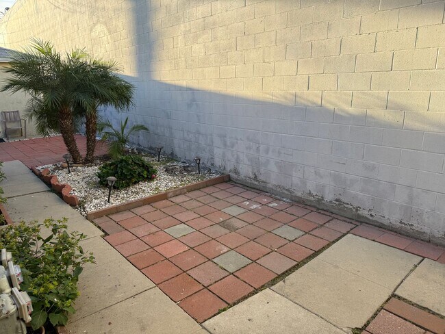 Building Photo - 415 S Main St