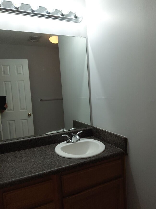 Building Photo - Cozy Three Bedroom Home!