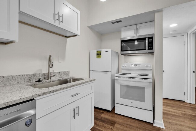 Building Photo - Almost New & Ready for you! Lovely 1 Bedroom/1 Bath Condo