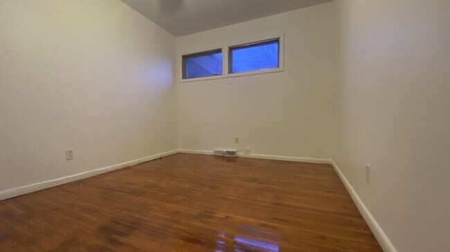 Building Photo - 3 Bedroom, 1 Bathroom Home Close to Fort L...
