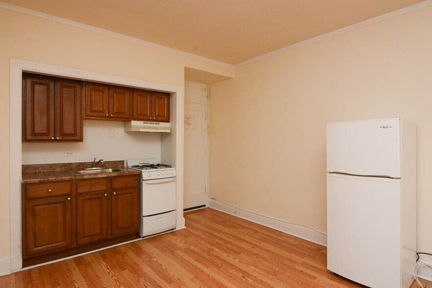 Building Photo - 3335 W Diversey Ave