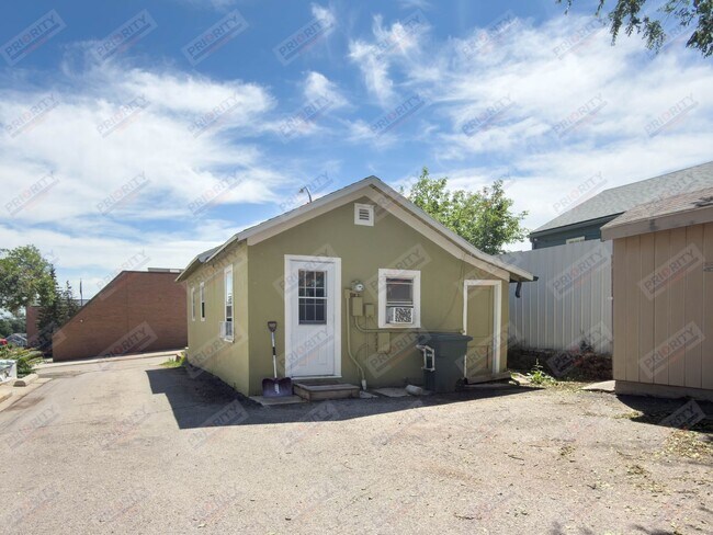 Building Photo - 1 Bedroom Single Family Home