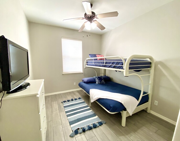 bedroom three - 9 Harbor Town