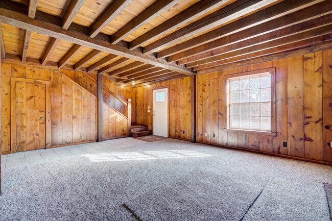 Building Photo - Beautiful 2 bed Ranch style home on 5 acres!