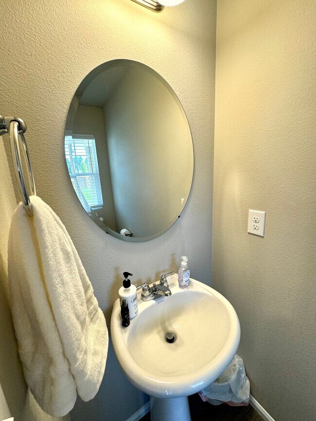 Building Photo - Charming 3-Bedroom Home in DuPont, WA