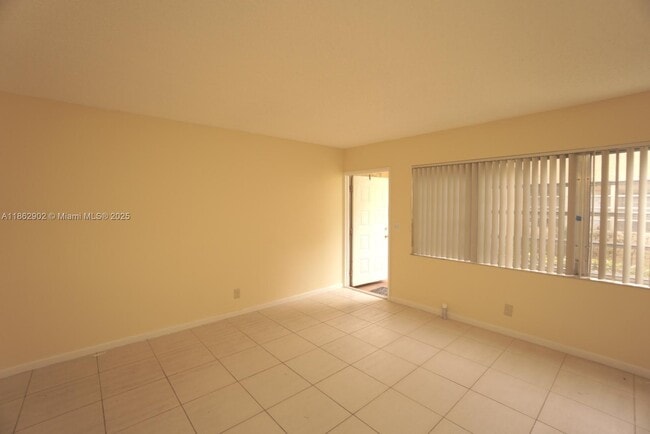 Building Photo - 820 Twin Lakes Dr