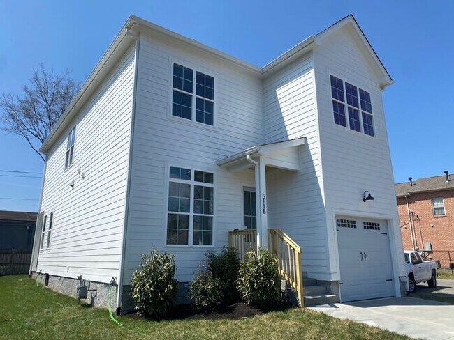 Building Photo - Luxury 4 Bed 3 Bath - 4 Minutes from Downt...