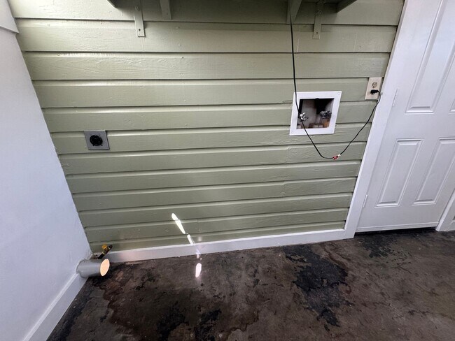 Building Photo - 2 bedroom 1 bathroom home Ready for move-i...