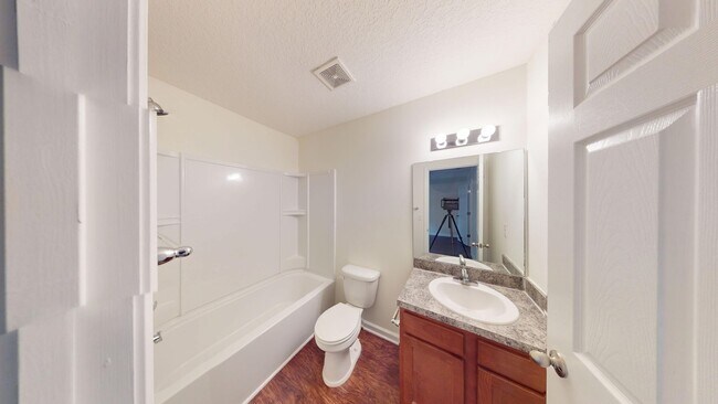 Building Photo - 3BR/ 2.5BA TOWNHOME With Garage - Timmerma...