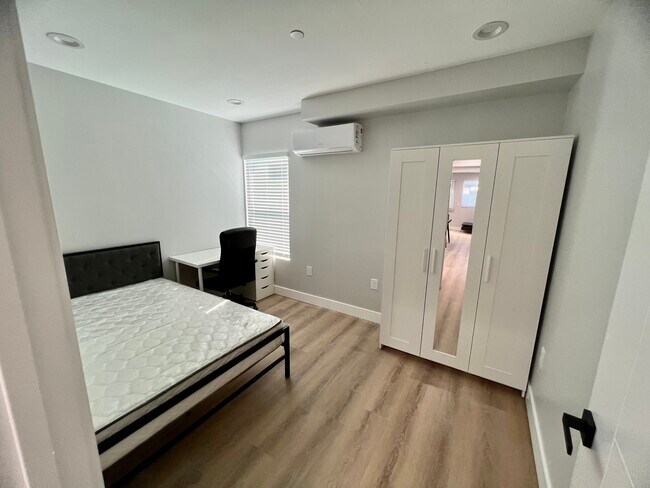 Building Photo - 1173 W 37th Plz